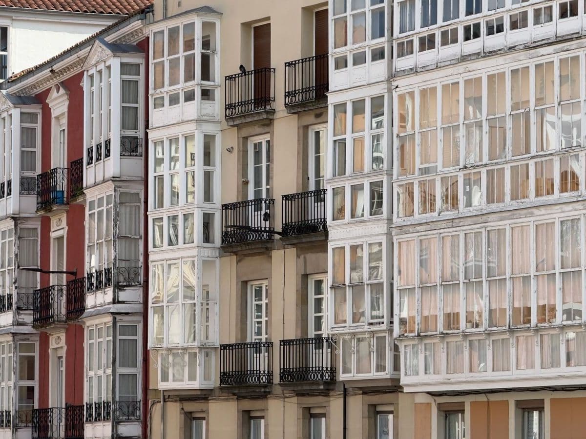Fachadas con miradores acristalados blancos en una calle de Vitoria-Gasteiz