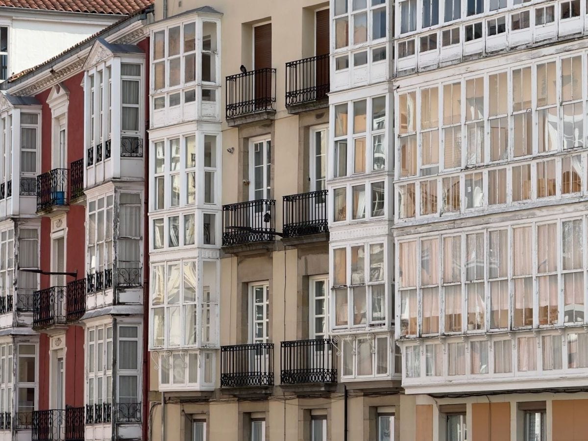 Fachadas con miradores acristalados blancos en una calle de Vitoria-Gasteiz