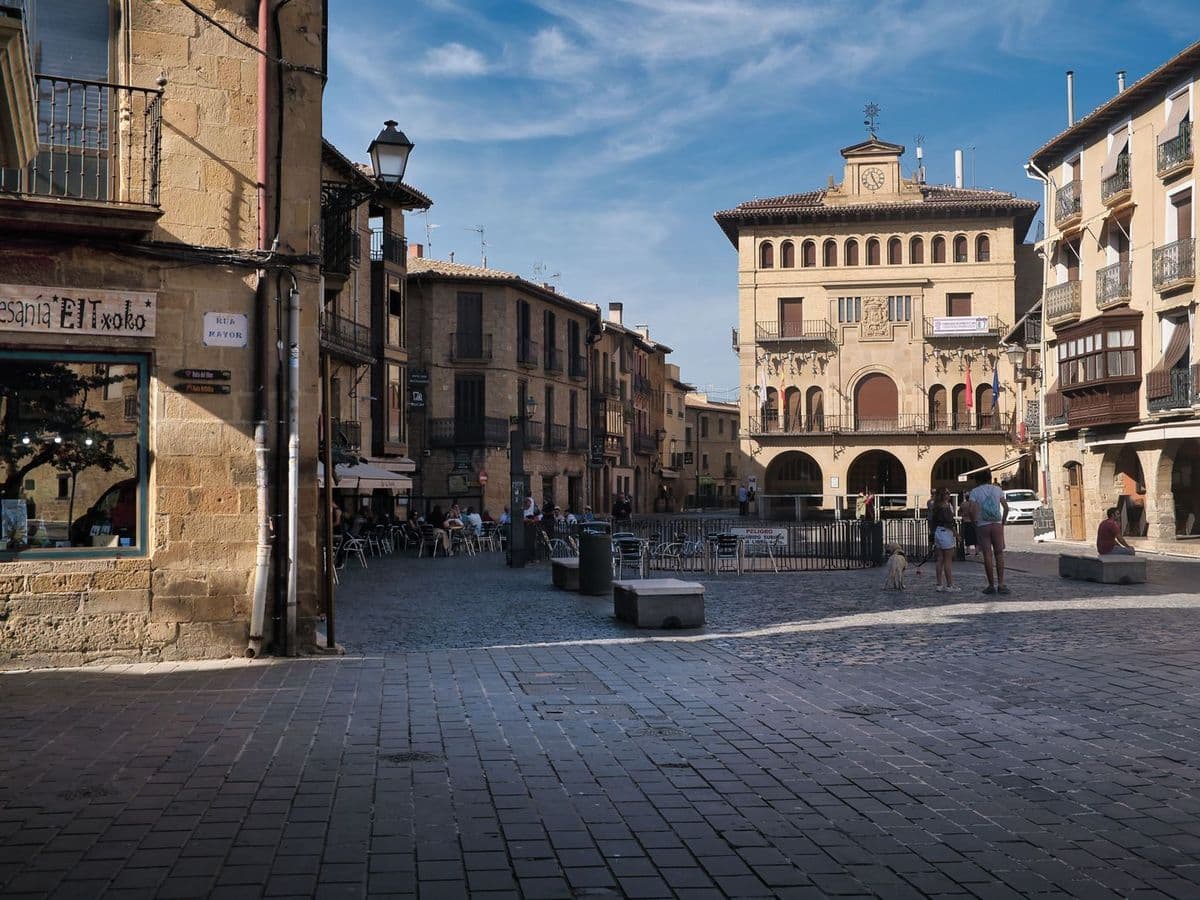 Plaza Mayor de Laguardia con su ayuntamiento porticado